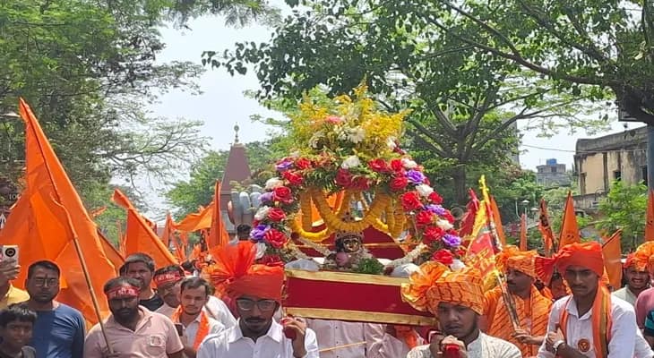 রামনবমী উপলক্ষ্যে রামলালার মূর্তি নিয়ে মিছিল হাওড়ার কাজীপাড়ায়