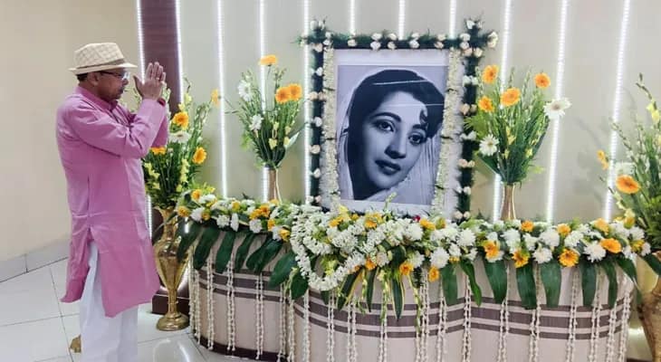 মহানায়িকা সুচিত্রা সেনের জন্মদিবসে নবান্নে শ্রদ্ধা জানালেন মন্ত্রী অরূপ রায়
