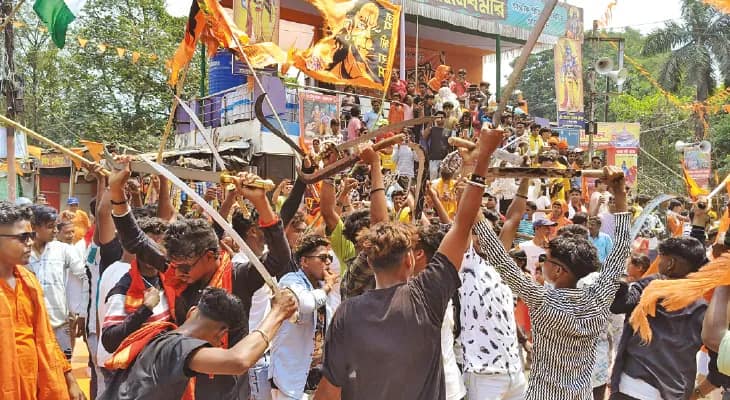 রামনবমীর মিছিলে বাতাসা ও জল বিলি রবিউল, রফিকদের