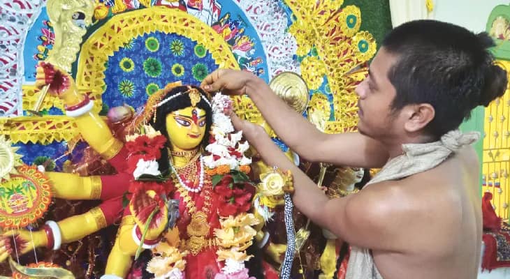 বৈষ্ণব কবি গোবিন্দদাসের ভাবধারায় বহরমপুরে বাসন্তী পুজোর আয়োজন