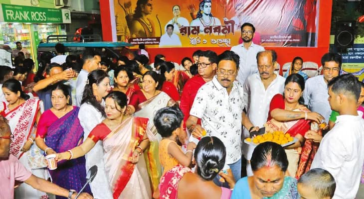 রামনবমীর মিছিলে ৪ হাজার মানুষকে শরবত, জল এবং লাড্ডু দিল পুরসভা