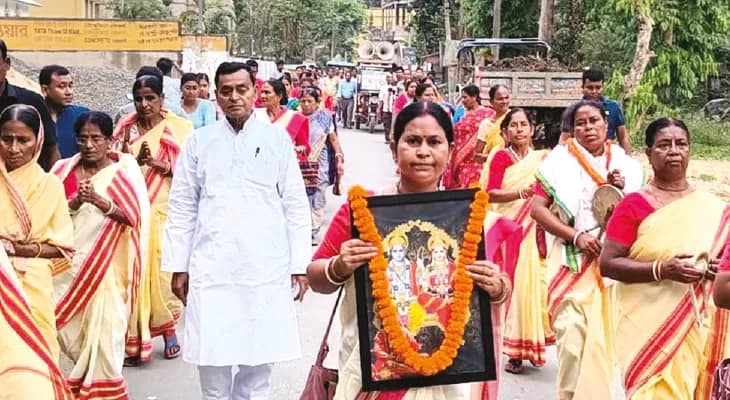 নাদনঘাটে বাসিন্দাদের সঙ্গেই রামসীতার পুজোয় মন্ত্রী স্বপনও