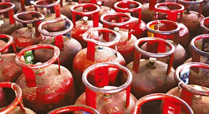 আরামবাগ মহকুমাজুড়ে রান্নার গ্যাসেই চলছে পুলকার, বড়সড় বিপদের শঙ্কা