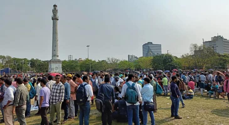 নেতাজি ইন্ডোরে মুখ্যমন্ত্রীর সভায় ঢোকার জন্য পাস সংগ্রহের দীর্ঘ লাইন