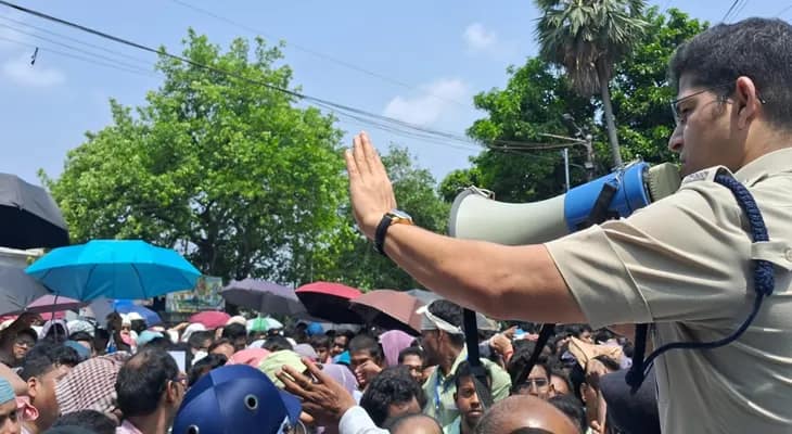 বাবুঘাটে উত্তেজনা, চাকরিহারাদের ক্ষোভ, পরিস্থিতির দিকে নজর রাখছে পুলিস