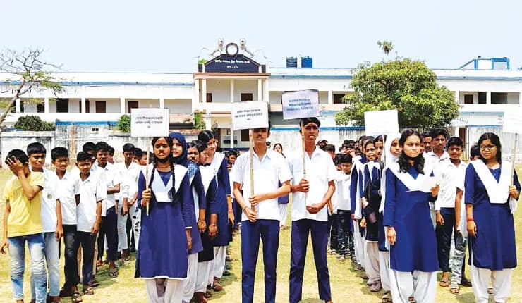 তিন শিক্ষককে স্কুলে ফেরানোর দাবিতে বিক্ষোভ ছাত্রছাত্রীদের