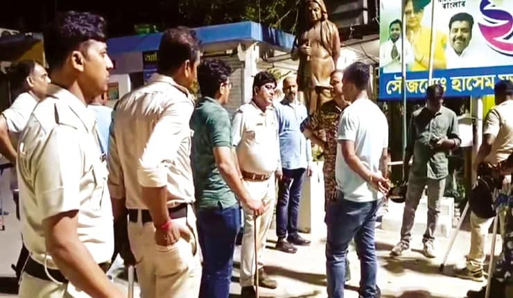 মদ্যপ অবস্থায় মহিলাদের কটূক্তি, গুলি-বোমাবাজিতে রণক্ষেত্র অশোকনগর, ধৃত ২
