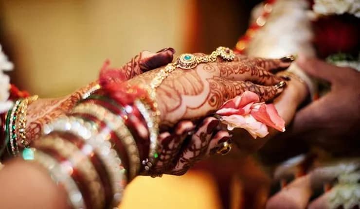 কনের বাড়ি যেতে পারল না বর, ভিডিওকলে বিয়ে