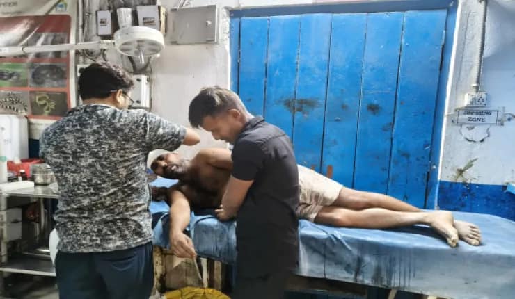 বেড়া দেওয়া নিয়ে ঝামেলা, ভাইকে ধারালো অস্ত্রের কোপ