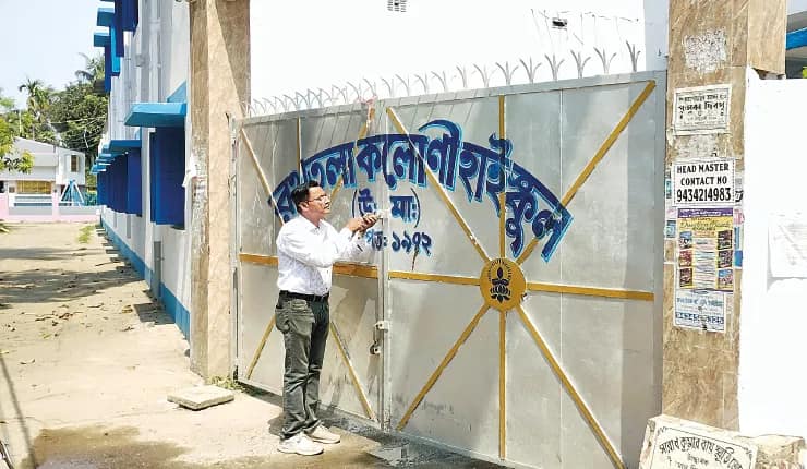 তালা খোলা থেকে ঘণ্টা বাজানো, সবকিছুই করছেন প্রধান শিক্ষক