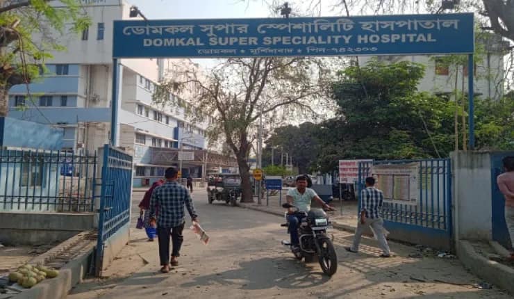 ক্লিনিকে বসবেন কোন ডাক্তার? হাসপাতাল চত্বরে মাইক বেঁধে প্রচার, অতিষ্ঠ রোগীরা