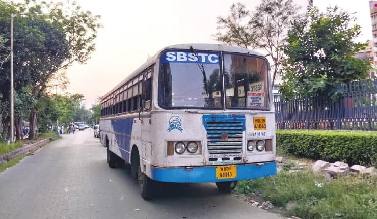 চিংড়িঘাটায় সরকারি বাসের  ধাক্কায় স্কুটার আরোহীর মৃত্যু