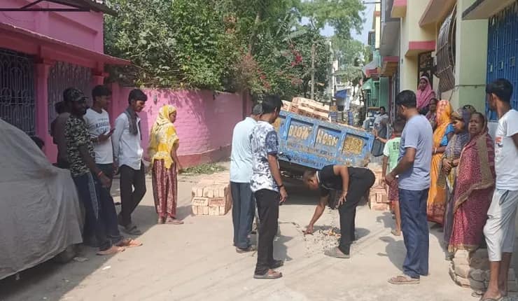 মালদহের কোতোয়ালিতে নবনির্মিত ড্রেনের স্ল্যাব ভেঙে ঢুকে গেল ইট বোঝাই ট্রাক্টর, নিম্নমানের কাজের অভিযোগ তুলে সরব স্থানীয়রা