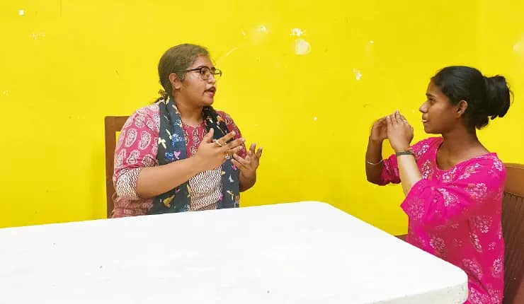 মূক-বধির তরুণী উদ্ধার হয়েছিলেন হাওড়া স্টেশনে, আশা ভবন সেন্টারের উদ্যোগে এবার বাড়ি ফিরে পাচ্ছেন পথহারা সোনালী