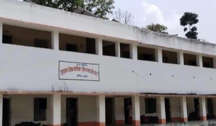 শিক্ষিকা কমে যাওয়ায় বিজ্ঞান  বিভাগ নিয়ে সঙ্কট বাগদার স্কুলে
