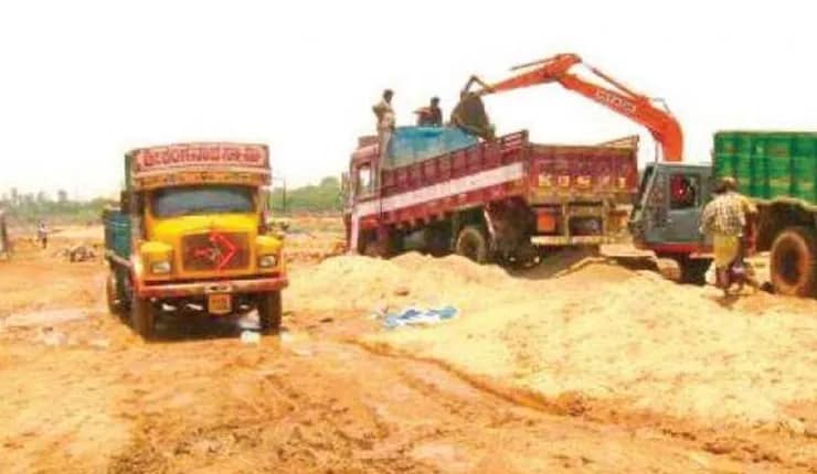 নিষেধাজ্ঞা উড়িয়ে বালি লুট, রুখলেন স্থানীয়রা
