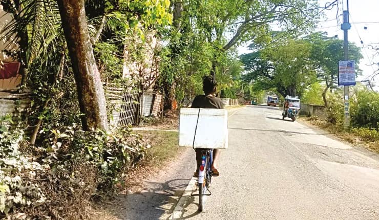 দ্রব্যমূল্য বৃদ্ধির জেরে সংসারে নিত্য অভাব, ডোমকলে স্কুল ছেড়ে উপার্জন কিশোরদের