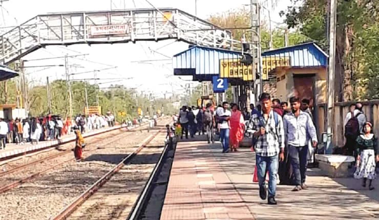 ভগবানগোলা স্টেশনে যাত্রী পরিষেবা বেহাল, নেই শেড
