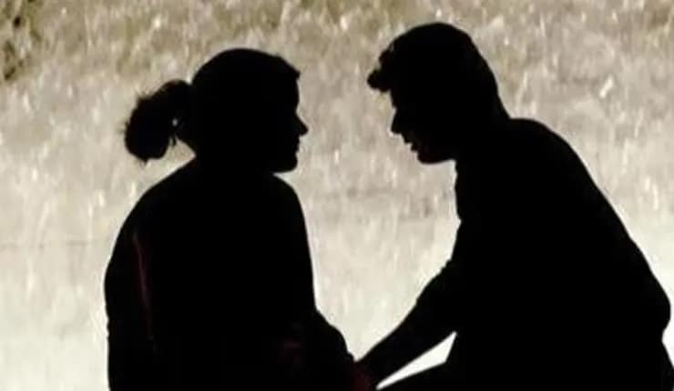 বিয়ের মিথ্যে প্রতিশ্রুতি দিয়ে সহবাসের অভিযোগ, প্রকাশ্যে জুতোপেটা যুবককে