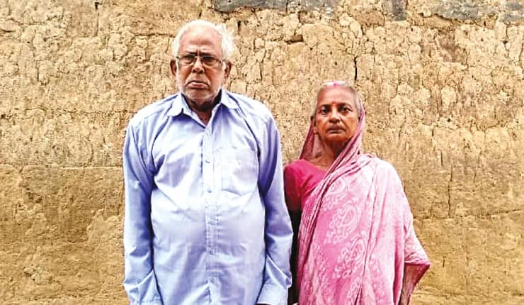 আবেদন করেও মেলেনি বার্ধক্য ভাতা, কোনওরকমে দিন গুজরান প্রৌঢ় দম্পতি