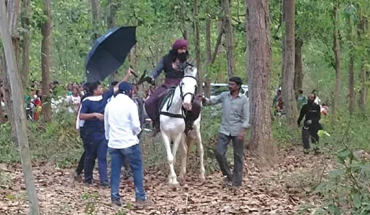 আদুরিয়ার জঙ্গলে ‘রঘু ডাকাত’ দেবকে দেখতে ভিড়