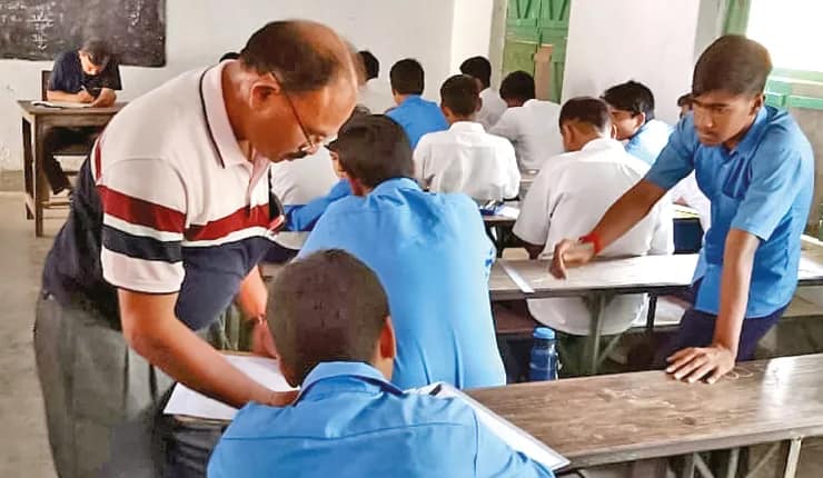ছাত্রদের কথা ভেবে চাকরি হারিয়েও ‘গুরুদায়িত্ব’, কর্তব্যে অবিচল অঞ্জনগড় উচ্চ বিদ্যালয়ের দুই শিক্ষক