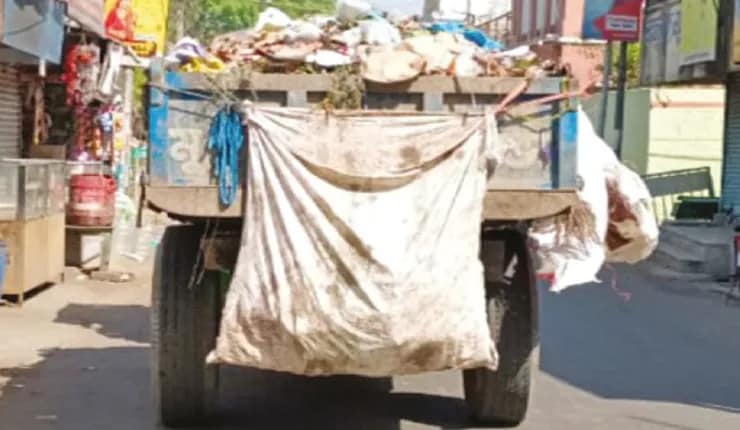 লালবাগে খোলা ট্রলিতে নিয়ে যাওয়া হচ্ছে জঞ্জাল