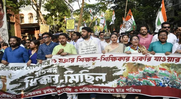 চাকরিহারা শিক্ষকদের সমর্থনে কলেজ স্কোয়ার থেকে ধর্মতলা পর্যন্ত শুরু হল টিএমসিপি-র মিছিল