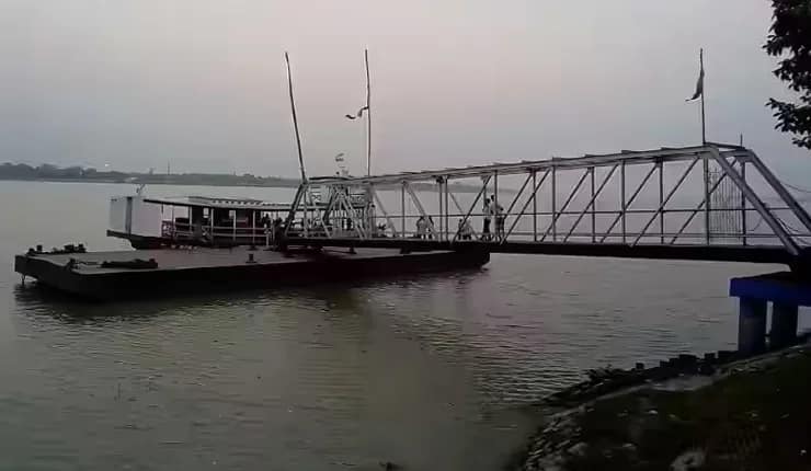 বেহাল উলুবেড়িয়া ফেরিঘাটের পল্টুন, ঝুঁকি নিয়ে যাতায়াত করছেন যাত্রীরা