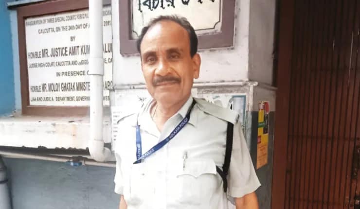 কলকাতার বিচারভবনের গেটে ঠায় পাহারায় দিনভর, সন্ধ্যা নামলেই উর্দি ছেড়ে বিভিন্ন মন্দির চত্বরে গিয়ে শোনান রামপ্রসাদী গান!