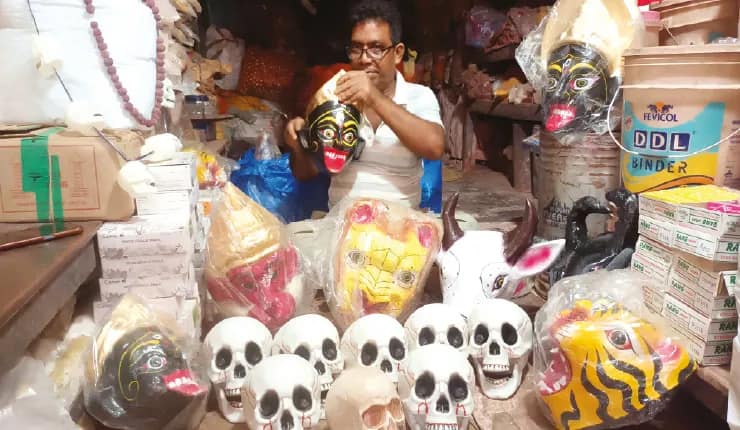 কাটোয়ায় গাজন সন্ন্যাসী ও শ্মশান বোলানের  জন্য ব্যাপক বিক্রি হচ্ছে প্লাস্টিকের মুণ্ড, খুলি