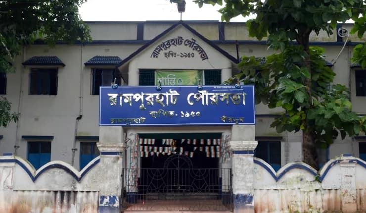 রামপুরহাট শহরে রাস্তার ধারে মজুত ইমারতি সামগ্রী, বাড়ছে পথ দুর্ঘটনা