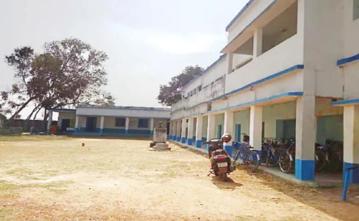 চাকরি বাতিল দুই শিক্ষাকর্মী, দুই শিক্ষকের ঘণ্টা বাজাতে হচ্ছে বাকি শিক্ষকদেরই