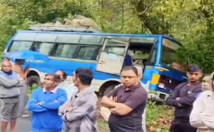 বাগরাকোটে সেনার গাড়ির মুখোমুখি পিকআপ ভ্যান, লাটাগুড়িতে জঙ্গলে বাস