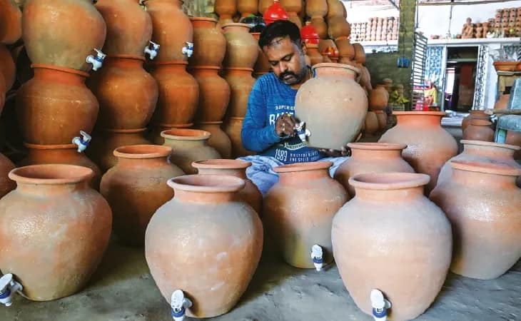 তীব্র গরমে ঠান্ডা জল পেতে চাহিদা বাড়ছে মাটির বোতল, কলসির, খুশি মৃৎশিল্পীরা