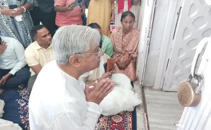 কোচবিহারে মদনমোহন মন্দিরে পুজো দিলেন রাজ্যের পঞ্চায়েত ও গ্রামোন্নয়ন মন্ত্রী প্রদীপ মজুমদার