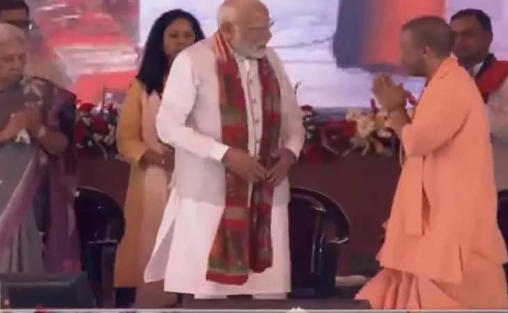 বারাণসীতে একটি জনসভায় পৌঁছলেন প্রধানমন্ত্রী নরেন্দ্র মোদি, উপস্থিত রয়েছেন উত্তরপ্রদেশের মুখ্যমন্ত্রী যোগী আদিত্যনাথ