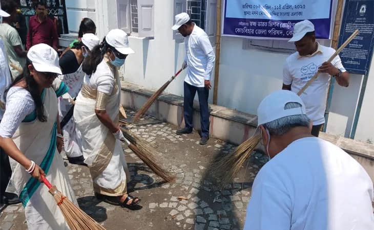কোচবিহারে মদনমোহন মন্দিরের সামনে সাফাই অভিযানে সামিল হলেন রাজ্যের পঞ্চায়েত ও গ্রামোন্নয়ন মন্ত্রী প্রদীপ মজুমদার, বেচারাম মান্না সহ অন্যান্যরা