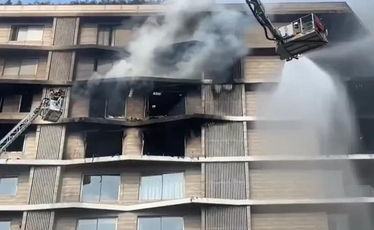 গুজরাতের সুরাতে একটি বহুতলে অগ্নিকাণ্ড, ঘটনাস্থলে পৌঁছেছে দমকলের একাধিক ইঞ্জিন