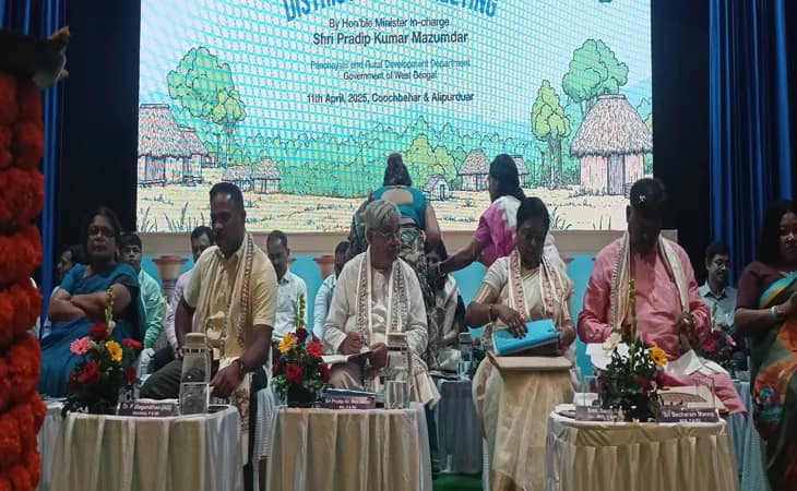 কোচবিহারের গ্রাম পঞ্চায়েত, পঞ্চায়েত সমিতি ও জেলা পরিষদের জন প্রতিনিধি ও দপ্তরের আধিকারিকদের নিয়ে বৈঠকে বসলেন রাজ্যের মন্ত্রী প্রদীপ মজুমদার