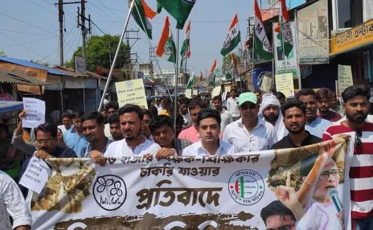 ওয়াকফ সংশোধনী আইন প্রত্যাহারের দাবি জানিয়ে ও চাকরিহারাদের পাশে দাঁড়িয়ে মুর্শিদাবাদের বেলডাঙা-২ নং ব্লকে তৃণমূলের মিছিল