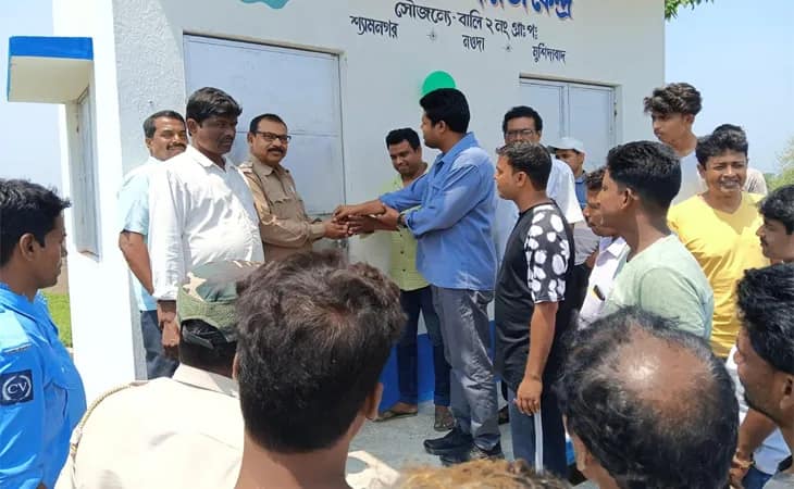 মুর্শিদাবাদের নওদায় বালি ২ নং গ্রাম পঞ্চায়েতের শ্যামনগরে পুলিস সহায়তা কেন্দ্রের উদ্বোধন করলেন জেলা পরিষদের শিক্ষা কর্মাধ্যক্ষ সফিউজ্জামান শেখ সহ অন্যান্য পুলিস আধিকারিকরা