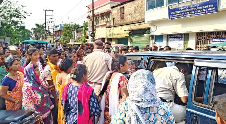 টাকা না পেয়ে নবদ্বীপের সমবায় ব্যাঙ্কের সামনে গ্রাহকদের বিক্ষোভ