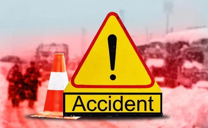 মুর্শিদাবাদের নবগ্রামে ১২ নম্বর জাতীয় সড়কে যাত্রীবাহী বাস ও লরির মুখোমুখি সংঘর্ষ, জখম ৭