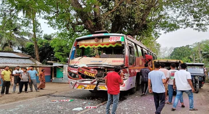 কৃষ্ণনগর–করিমপুর রাজ্য সড়কের উপর বেতাই ছানাতলা এলাকায় দুর্ঘটনার কবলে যাত্রীবাহী বাস, জখম ৫