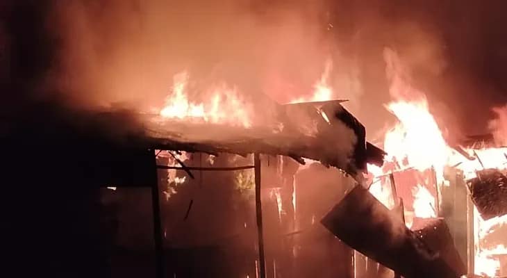 বনগাঁয় অগ্নিকাণ্ডের জেরে পুড়ে ছাই নয়টি দোকান