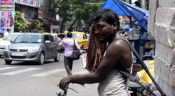 তীব্র গরমে নাজেহাল শহরবাসী, ঝড়-বৃষ্টি নিয়ে কী পূর্বাভাস দিল হাওয়া অফিস? জানুন আজকের আবহাওয়ার হাল