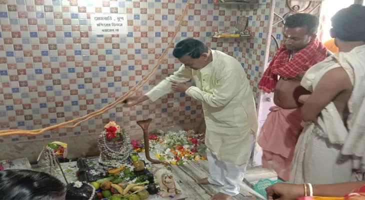 নীল ষষ্ঠী উপলক্ষ্যে পূর্ব বর্ধমানের নাদনঘাট মোড়ে শতাব্দি প্রাচীন শিব মন্দিরে পুজো দিলেন রাজ্যের মন্ত্রী স্বপন দেবনাথ