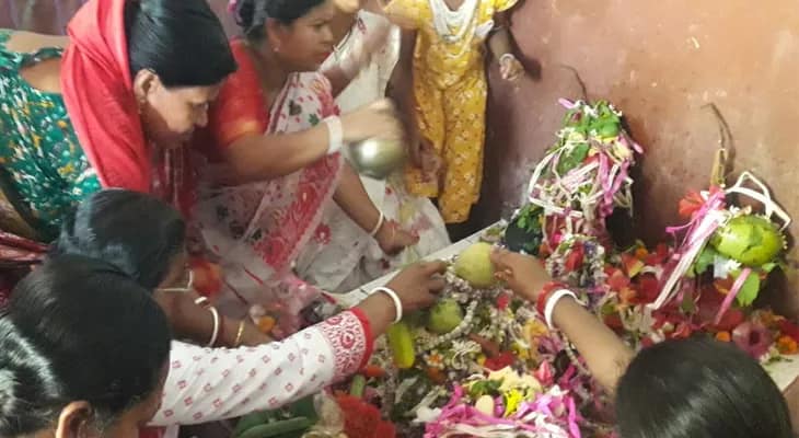 নীল ষষ্ঠী উপলক্ষ্যে হাওড়ার উলুবেড়িয়ার বহিরা গ্রামের একটি মন্দিরে পুজো দিচ্ছেন পুণ্যার্থীরা