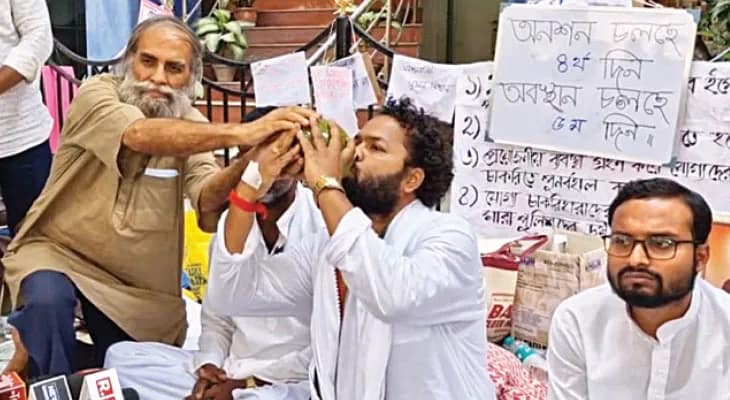 অনশন প্রত্যাহার করলেন চাকরিহারা তিন শিক্ষক